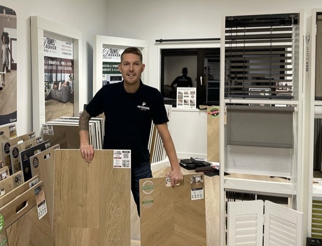 Stefan Petersen in de showroom van Petersen Stoffering