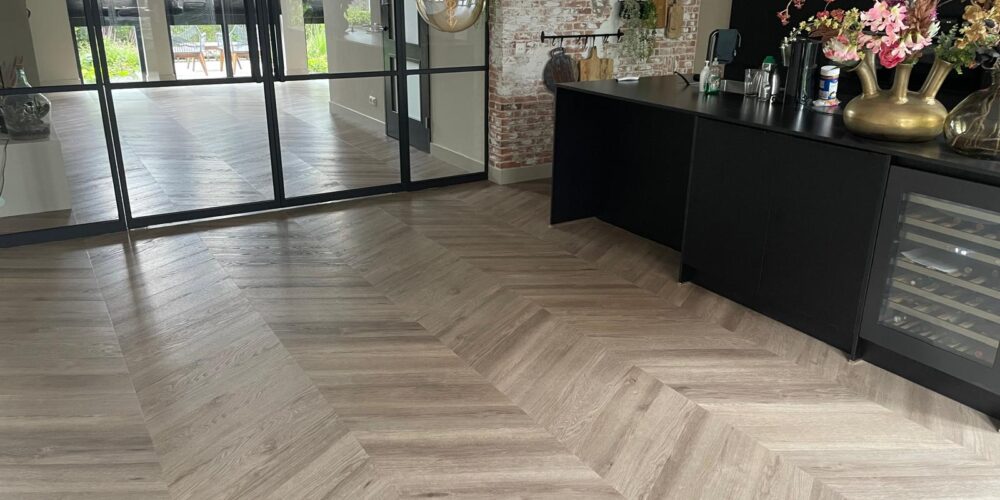 PVC visgraatvloer in een moderne keuken